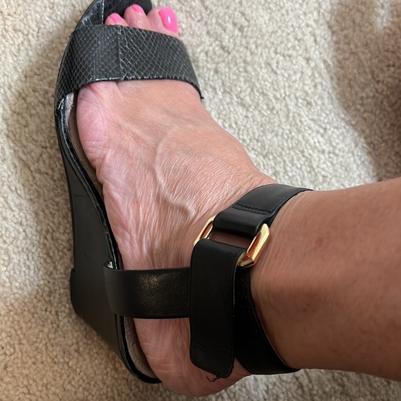 Black Wedge sandal on a faux snakeskin leather look. Ankle strap and gold clasp - Picture 6 of 12